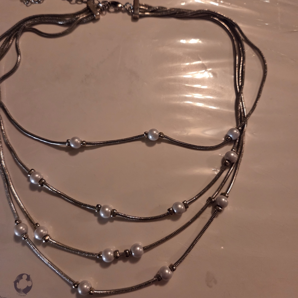 Elegant Silver and Pearl Necklace - Picture 2 of 2